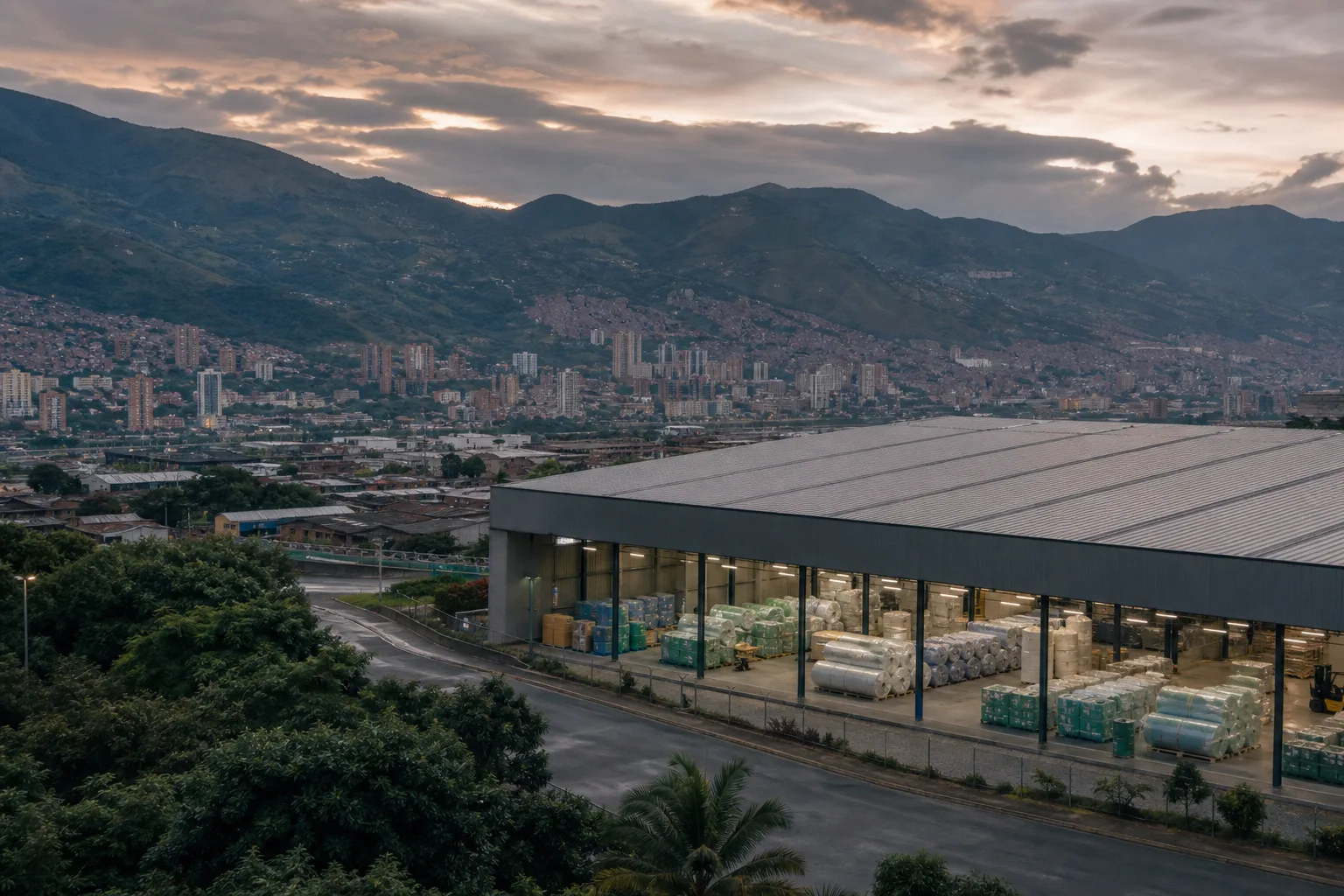 Fábrica de empaques plásticos frente al Valle de Aburrá al atardecer