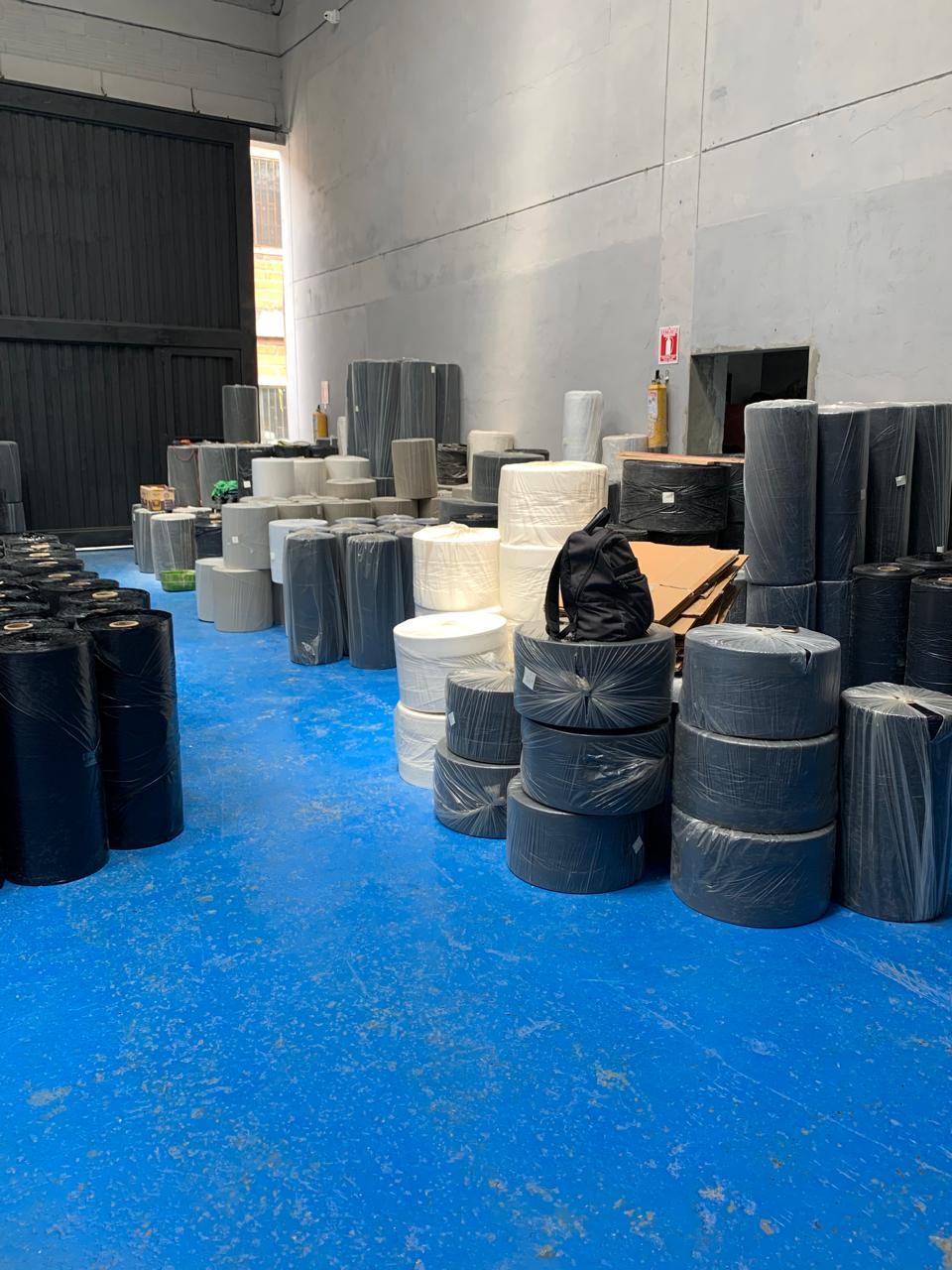 Bobinas técnicas rotuladas en la bodega Multiplast JA