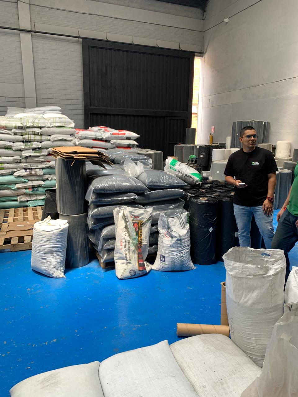Equipo Multiplast JA preparando despachos desde Guayabal al Valle de Aburrá
