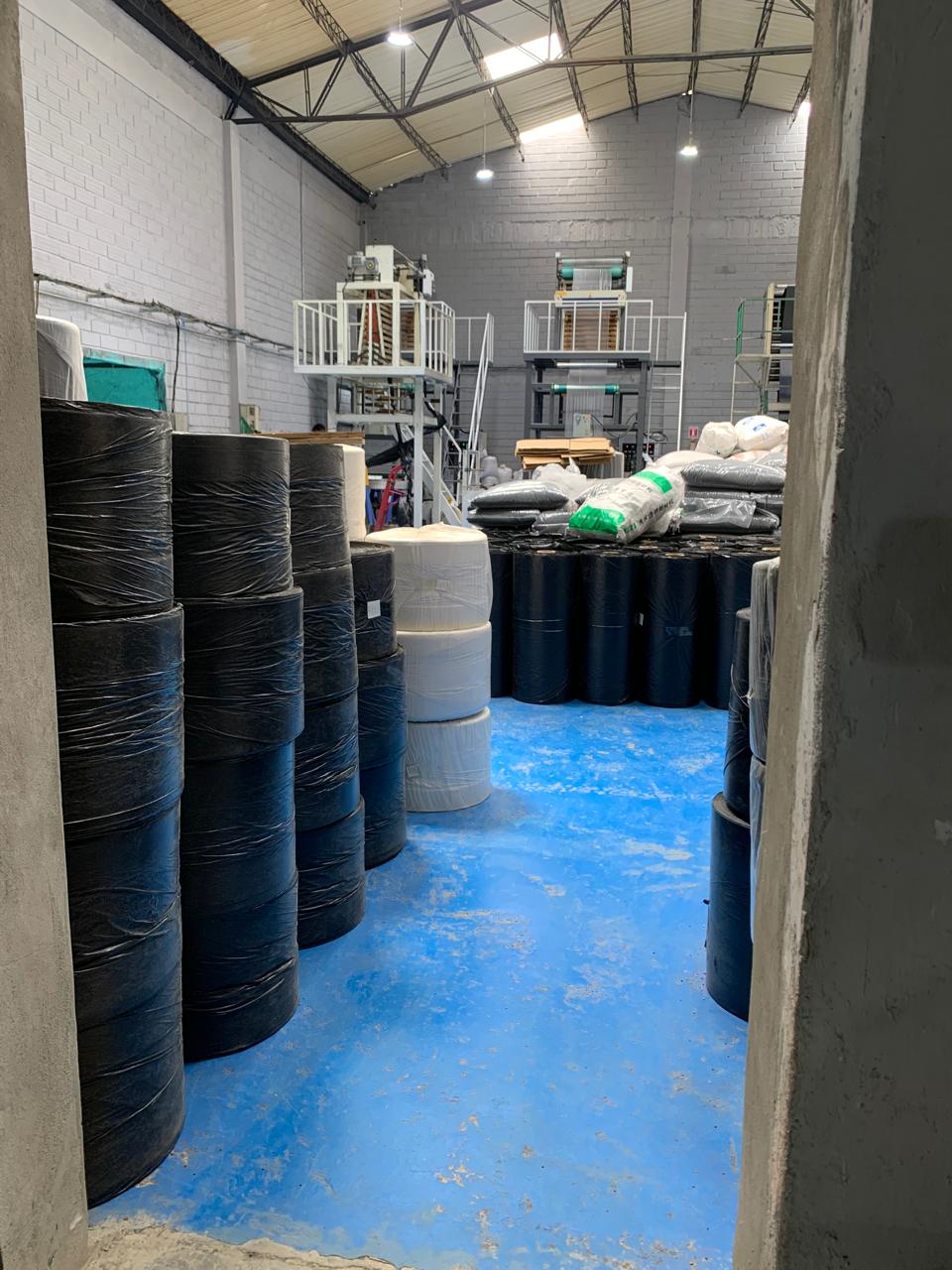 Extrusora de polietileno en operación dentro de la planta Multiplast JA en Guayabal, Medellín